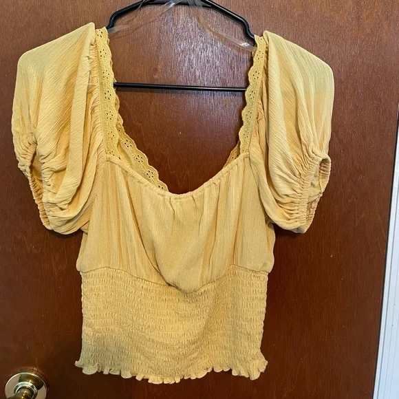 Ivy + Main keyhole Smocked Women’s Top - Picture 4 of 5